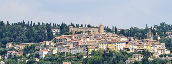Peut-on trouver une maison de vacances en Provence avec des ateliers de broderie et des randonnées dans les champs de lavande?